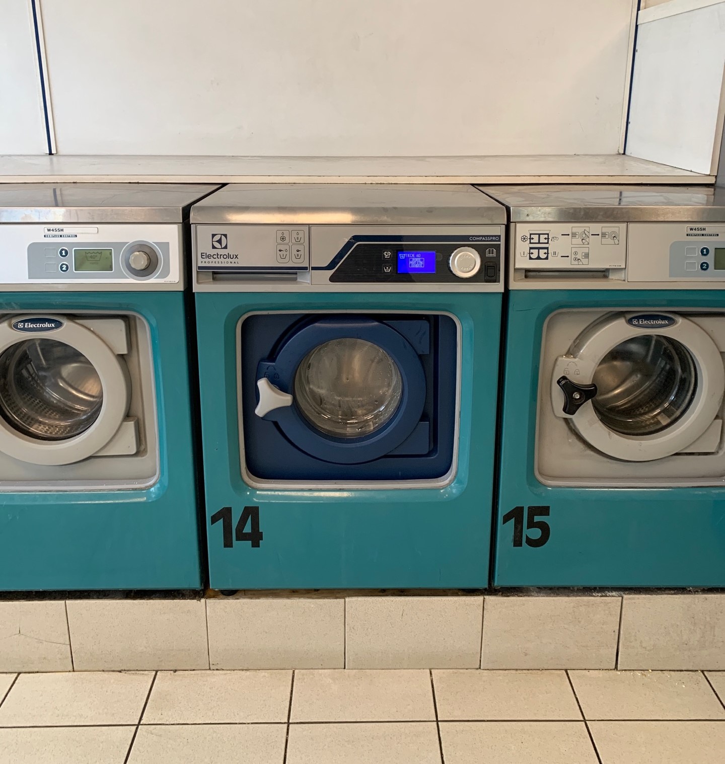 Installation d'un lave-linge Electrolux dans une laverie